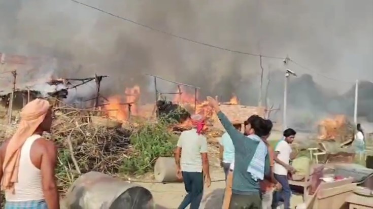 100 houses burnt to ashes in Darbhanga 100 houses burnt to ashes in Darbhanga