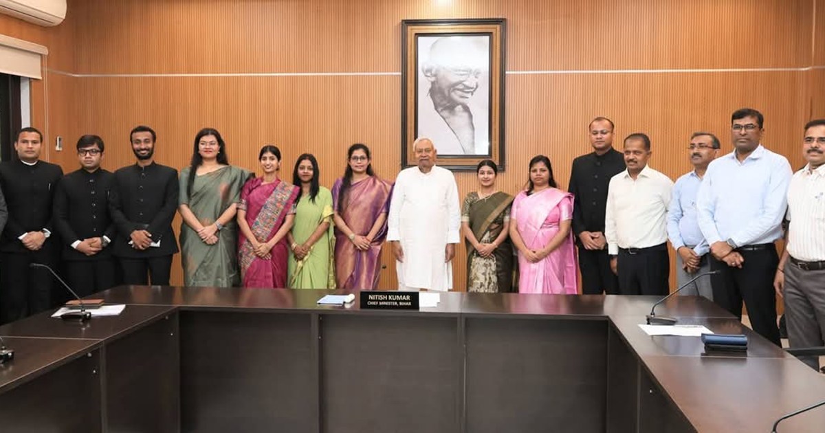 10 trainee IAS of Bihar cadre met, CM Nitish gave many tips