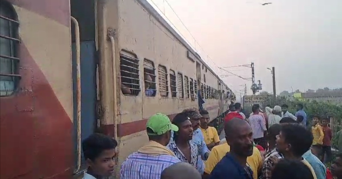 Passenger beaten up in Mokama-Howrah train at Bhalui halt in