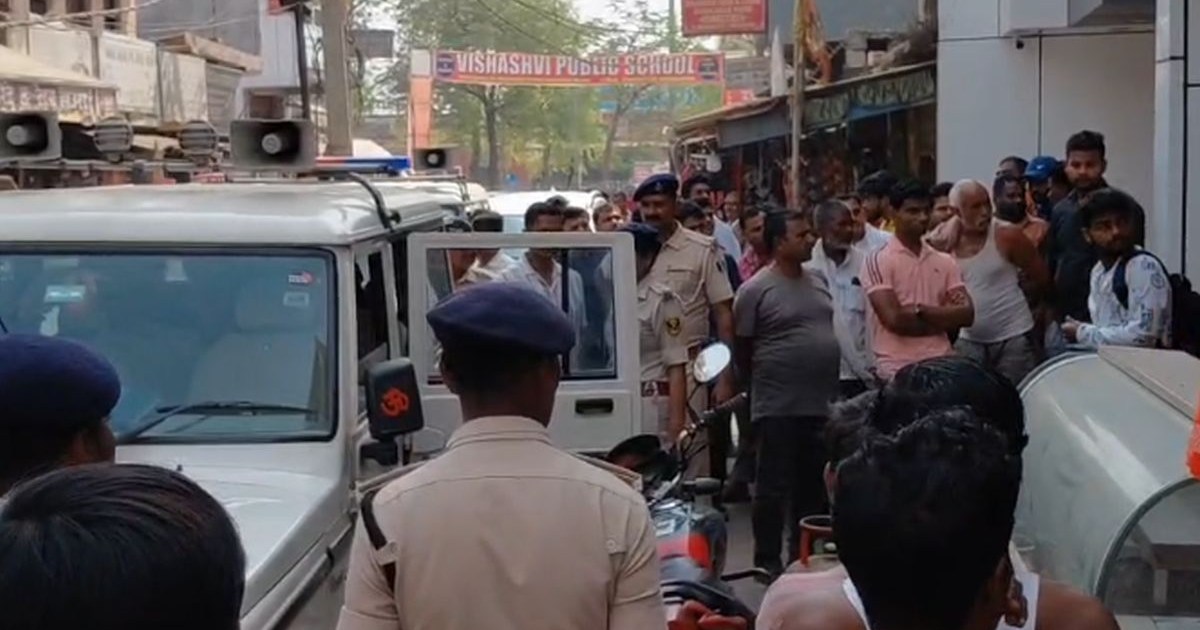 gas ki kalabajari me gai police to mila kuch aur