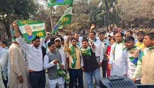 CM awas k bahar jute karykarta 