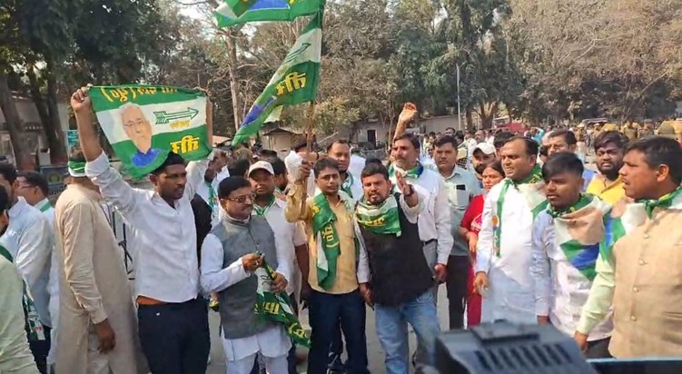 CM awas k bahar jute karykarta 