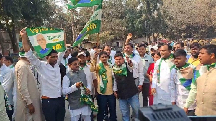 CM awas k bahar jute karykarta 