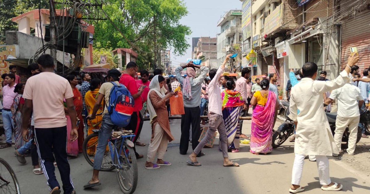 gas ke liye road jam