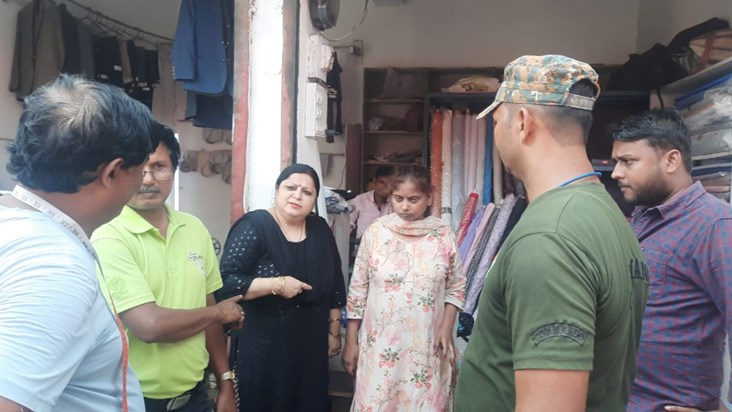 Lover absconded leaving girlfriend at bus stand with henna i Lover absconded leaving girlfriend at bus stand with henna i