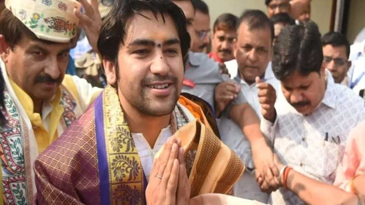 Baba Bageshwar folded hands in front of the devotees, cancel Baba Bageshwar folded hands in front of the devotees, cancel