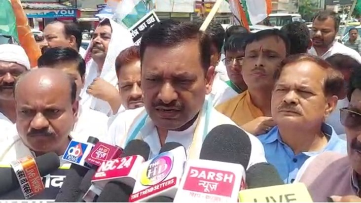 Congress came on the road in Patna, shouted and protested Congress came on the road in Patna, shouted and protested