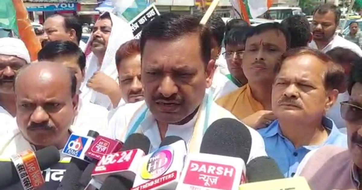 Congress came on the road in Patna, shouted and protested