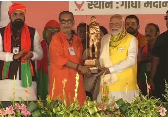 PM Modi targets Tejashwi along with Rahul in Motihari's elec