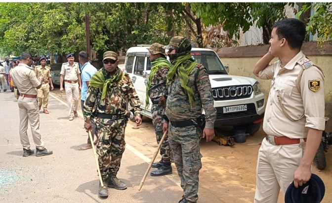 Excise police who went to raid in Munger attacked, driver di Excise police who went to raid in Munger attacked, driver di