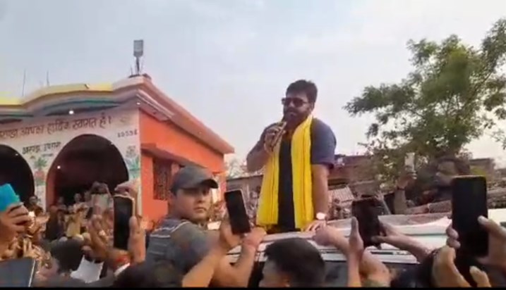 Crowds are gathering in Bhojpuri star Pawan Singh's program,
