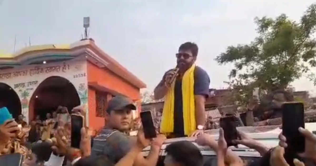 Crowds are gathering in Bhojpuri star Pawan Singh's program,