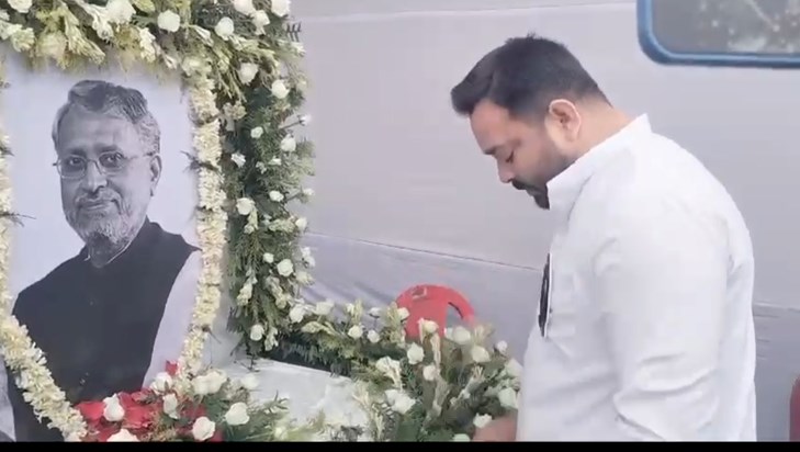 Divangt sushil modi ke shrdhanjli me bhag liye tejasvi Divangt sushil modi ke shrdhanjli me bhag liye tejasvi