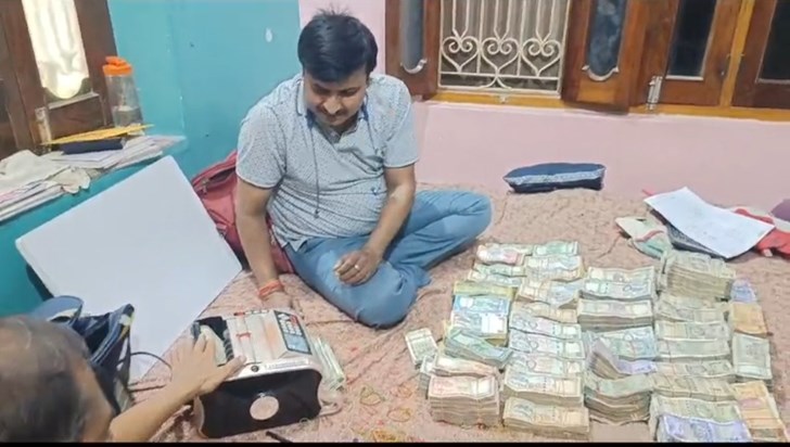 94 lakh cash recovered from Nepal border during election sea 94 lakh cash recovered from Nepal border during election sea