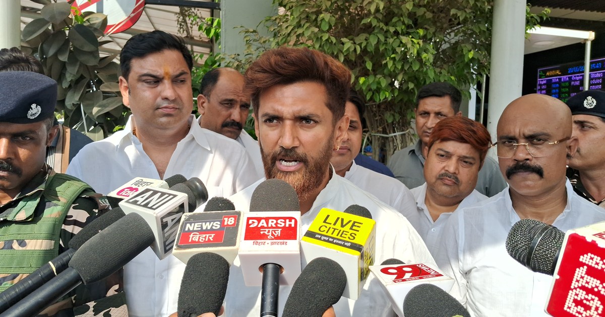 Tejasvi har ke Dr se cm ka name lekr vot ko akjut Krna chah 