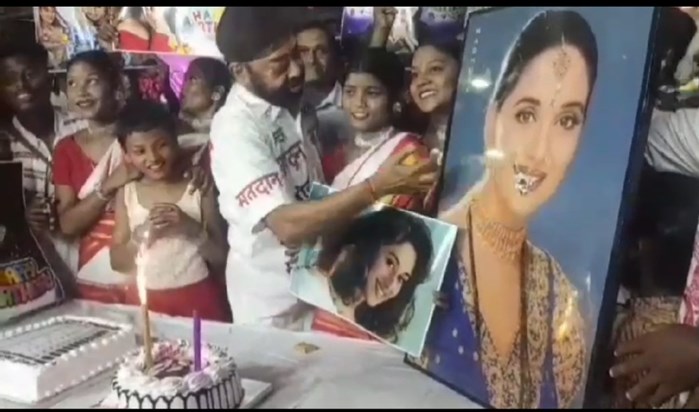 In the election season, cake was cut on Dhak Dhak girl Madhu In the election season, cake was cut on Dhak Dhak girl Madhu