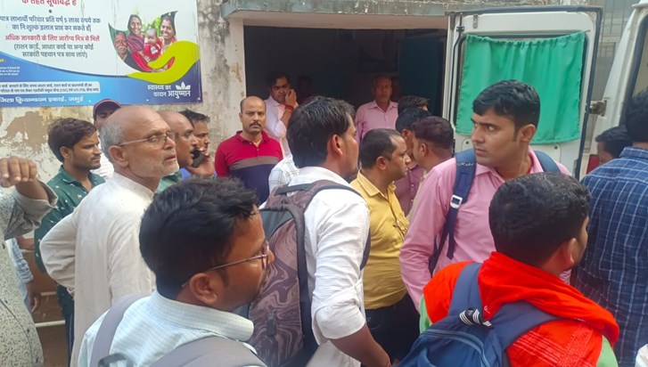 Panchayat Raj officer brutally beaten in Jamui, video goes v