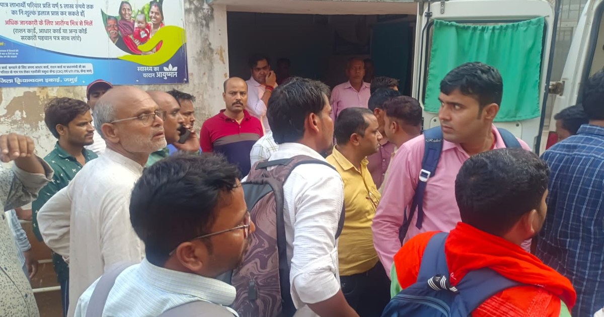 Panchayat Raj officer brutally beaten in Jamui, video goes v