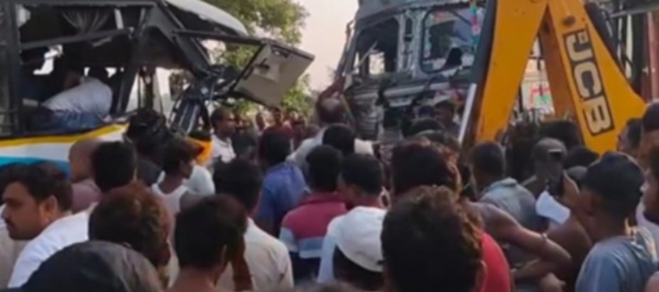 A bus full of passengers and a truck collided, causing a lot A bus full of passengers and a truck collided, causing a lot