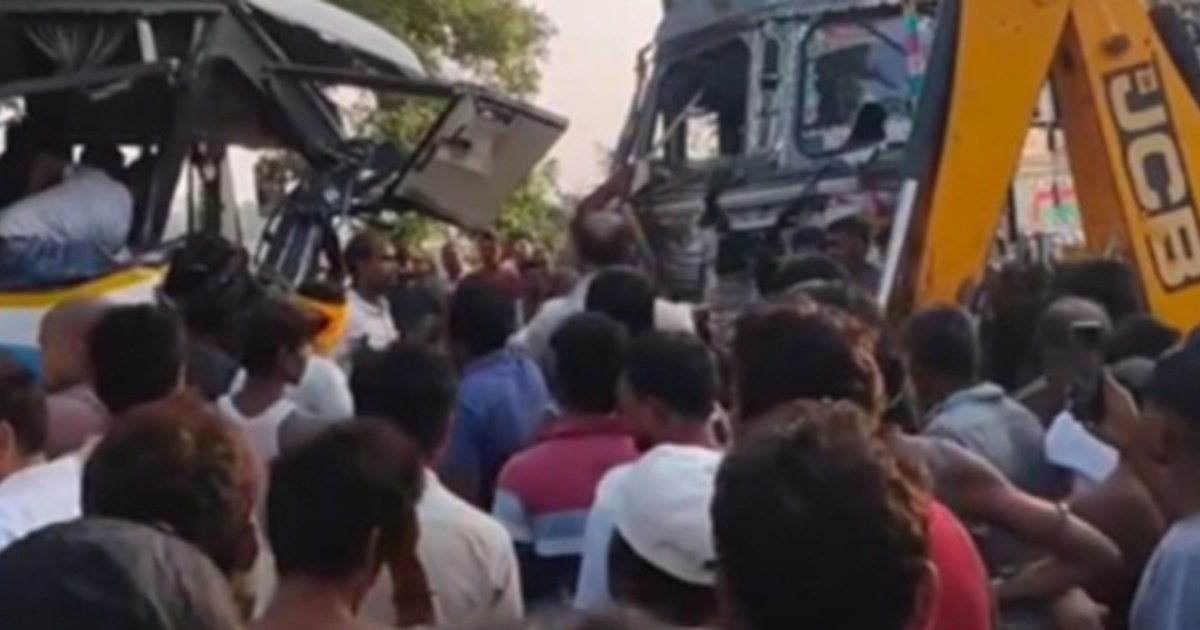 A bus full of passengers and a truck collided, causing a lot