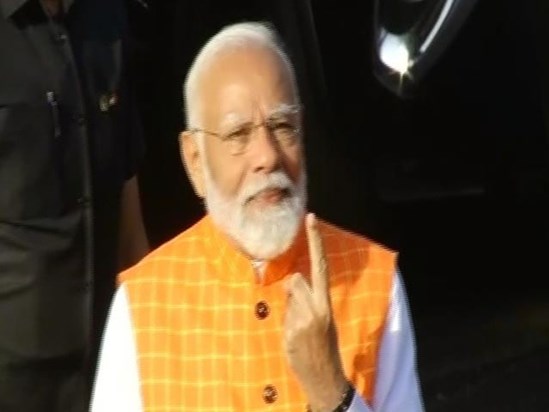 PM Modi casted his vote, walked several kilometers to greet 