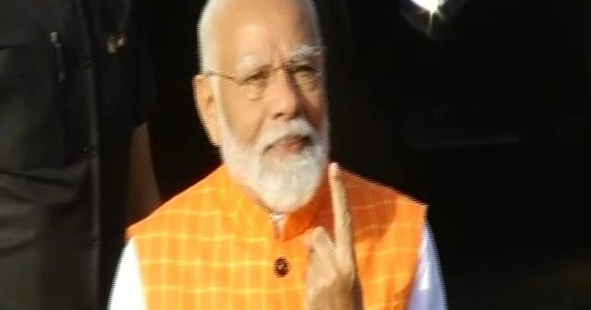 PM Modi casted his vote, walked several kilometers to greet 