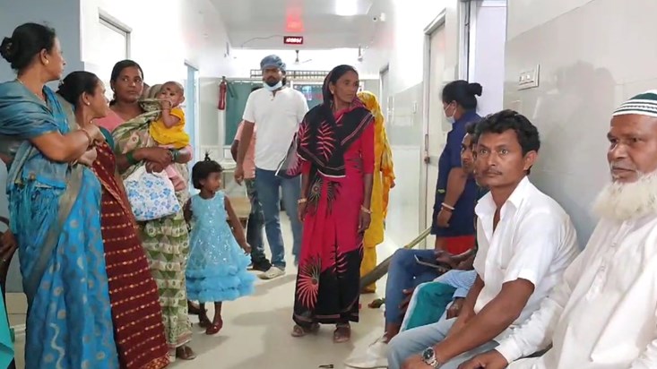 Ajab gajab A woman gave birth to 5 children at once, crowd g