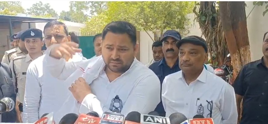 Tejsvwi ne chunav aayog par uthaye svaal Tejsvwi ne chunav aayog par uthaye svaal