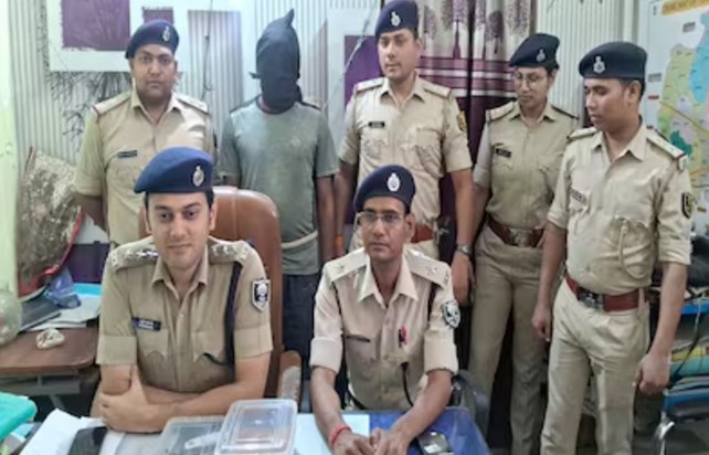 Gopalganj police arrested a hardcore Naxalite during the Lok Gopalganj police arrested a hardcore Naxalite during the Lok