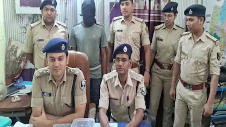 Gopalganj police arrested a hardcore Naxalite during the Lok