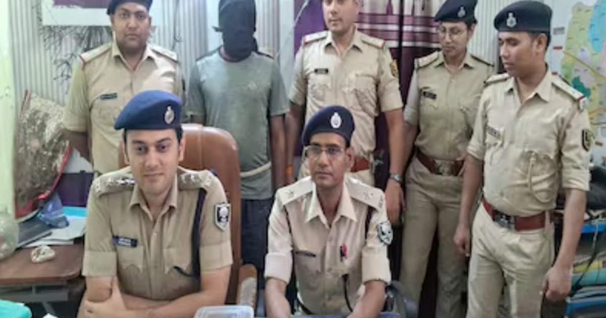 Gopalganj police arrested a hardcore Naxalite during the Lok