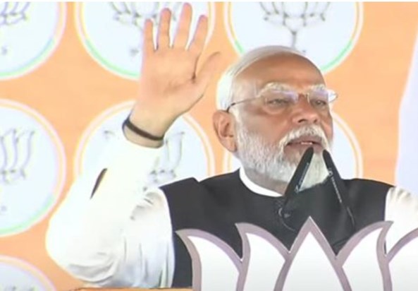 PM Modi remembers Lalu-Rabri rule, appeals not to waste vote