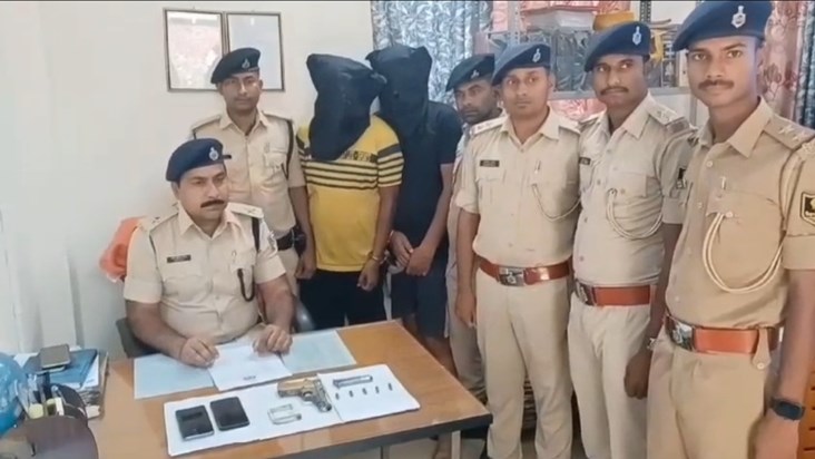 Two criminals were caught with weapons before committing the