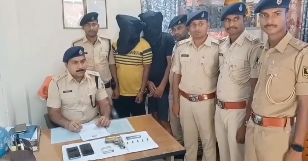 Two criminals were caught with weapons before committing the