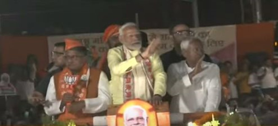 PM Modi's road show on the streets of Patna..LIVE