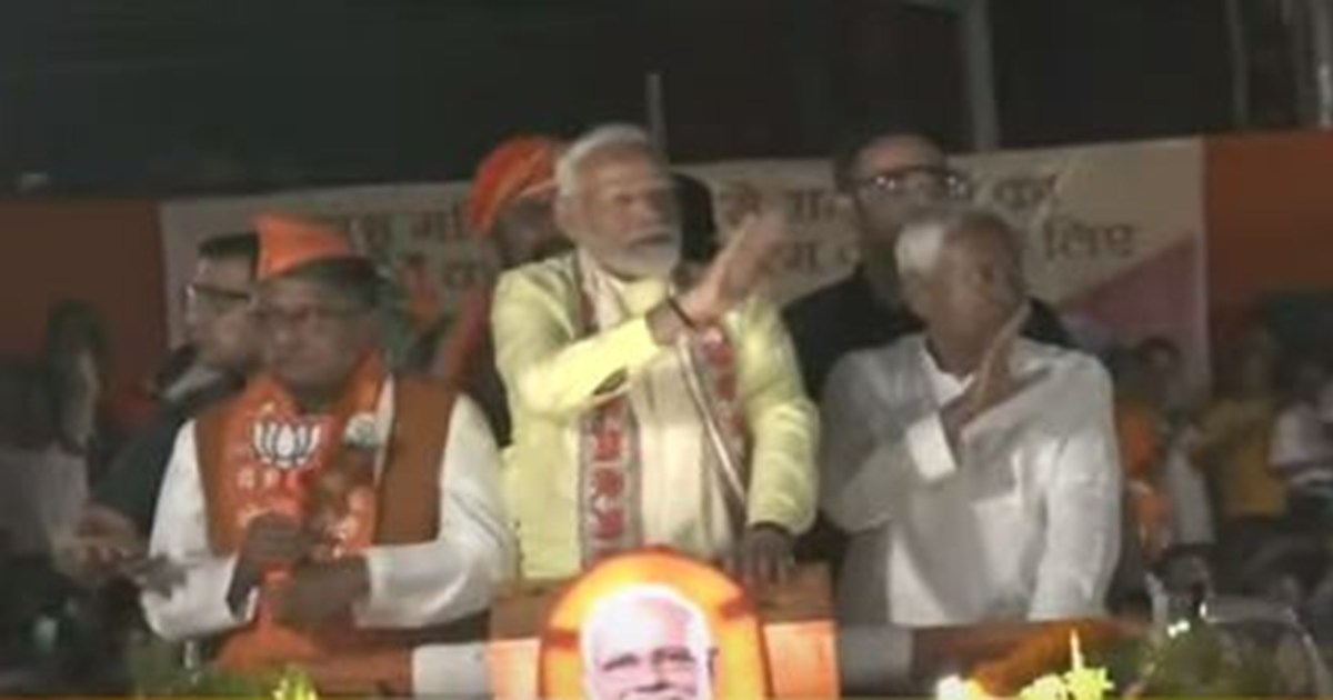 PM Modi's road show on the streets of Patna..LIVE