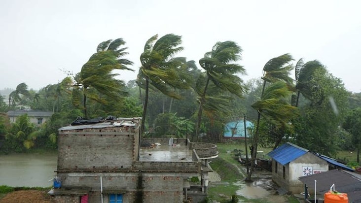 Cyclone Ramal's effect on West Bengal, one dead, huge damage Cyclone Ramal's effect on West Bengal, one dead, huge damage