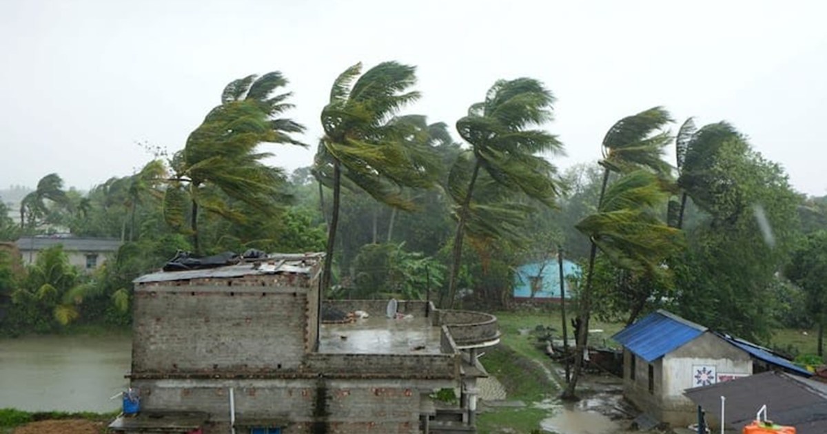 Cyclone Ramal's effect on West Bengal, one dead, huge damage