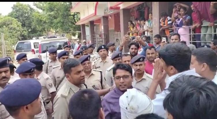 In Saran, a woman police officer was accused of getting vote