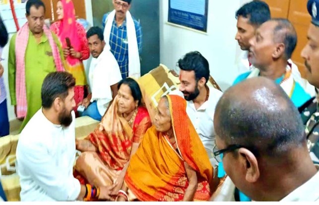 Chirag Paswan cast his vote in Shaharbanni and brought a sar Chirag Paswan cast his vote in Shaharbanni and brought a sar