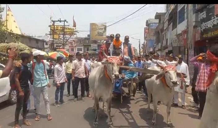 Ajab gajab Some reached on a bullock cart, some with a garla