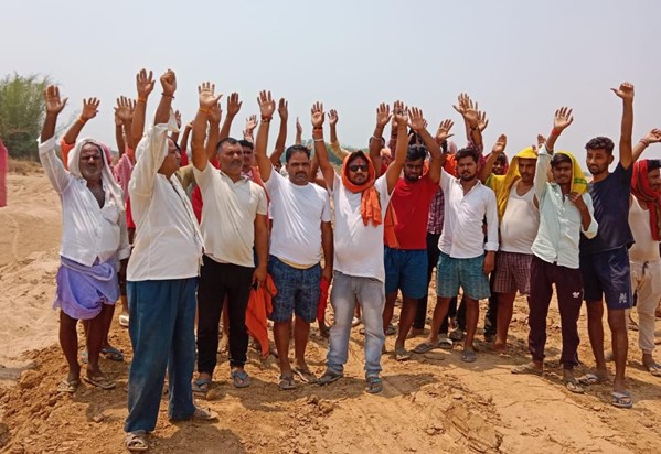 Protest against arbitrary sand lifting, villagers reached in Protest against arbitrary sand lifting, villagers reached in