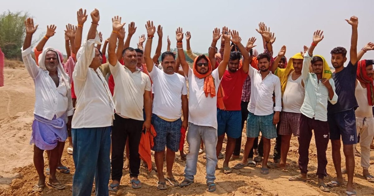 Protest against arbitrary sand lifting, villagers reached in