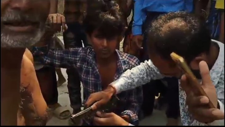 5 lakhs looted from CSP operator, villagers chased and caugh 5 lakhs looted from CSP operator, villagers chased and caugh