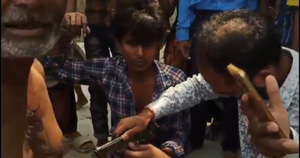 5 lakhs looted from CSP operator, villagers chased and caugh