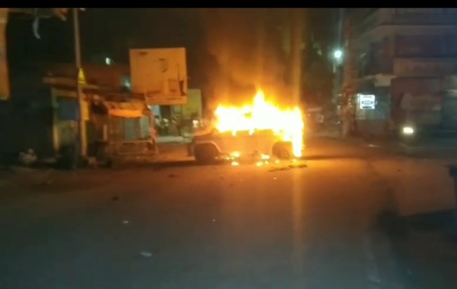 Chaos after accident, police vehicle set on fire