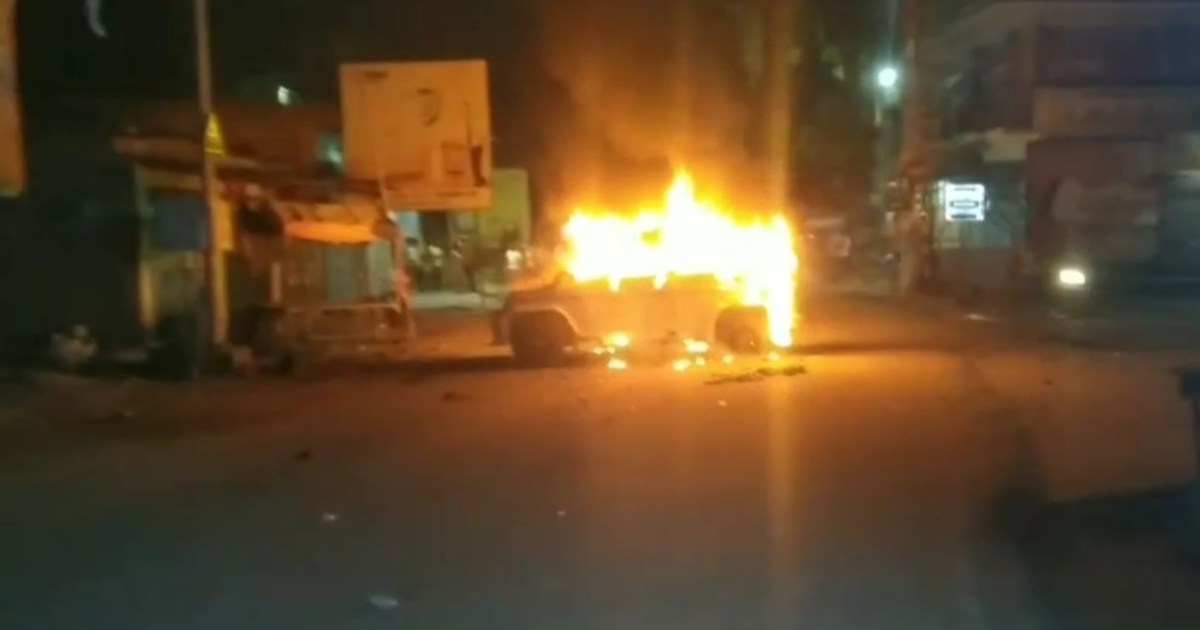 Chaos after accident, police vehicle set on fire
