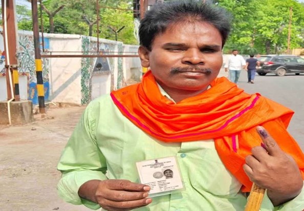 Along with the young and the elderly, blind voters voted ent Along with the young and the elderly, blind voters voted ent