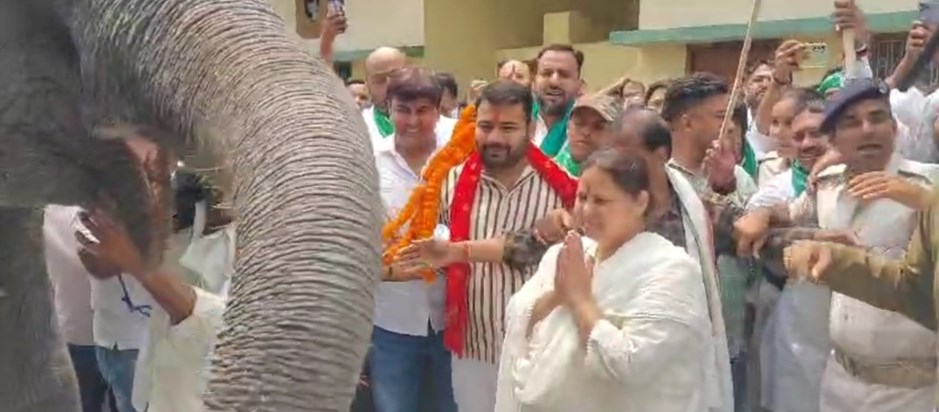 Gajraj blessed Lalu's daughter Misa Bharti by garlanding her