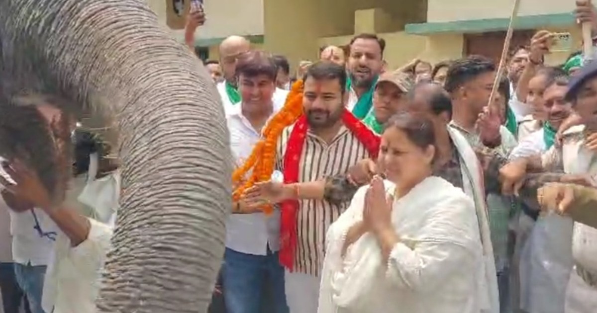 Gajraj blessed Lalu's daughter Misa Bharti by garlanding her